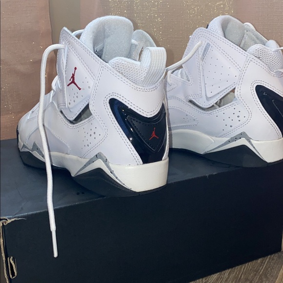 Lightly Worn Jordan Gs Size 5.5 - Picture 5 of 7